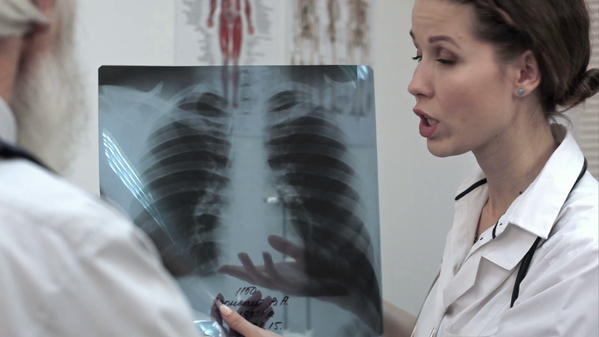 Doctor explaining xray results to senior patient. Stock Video Footage