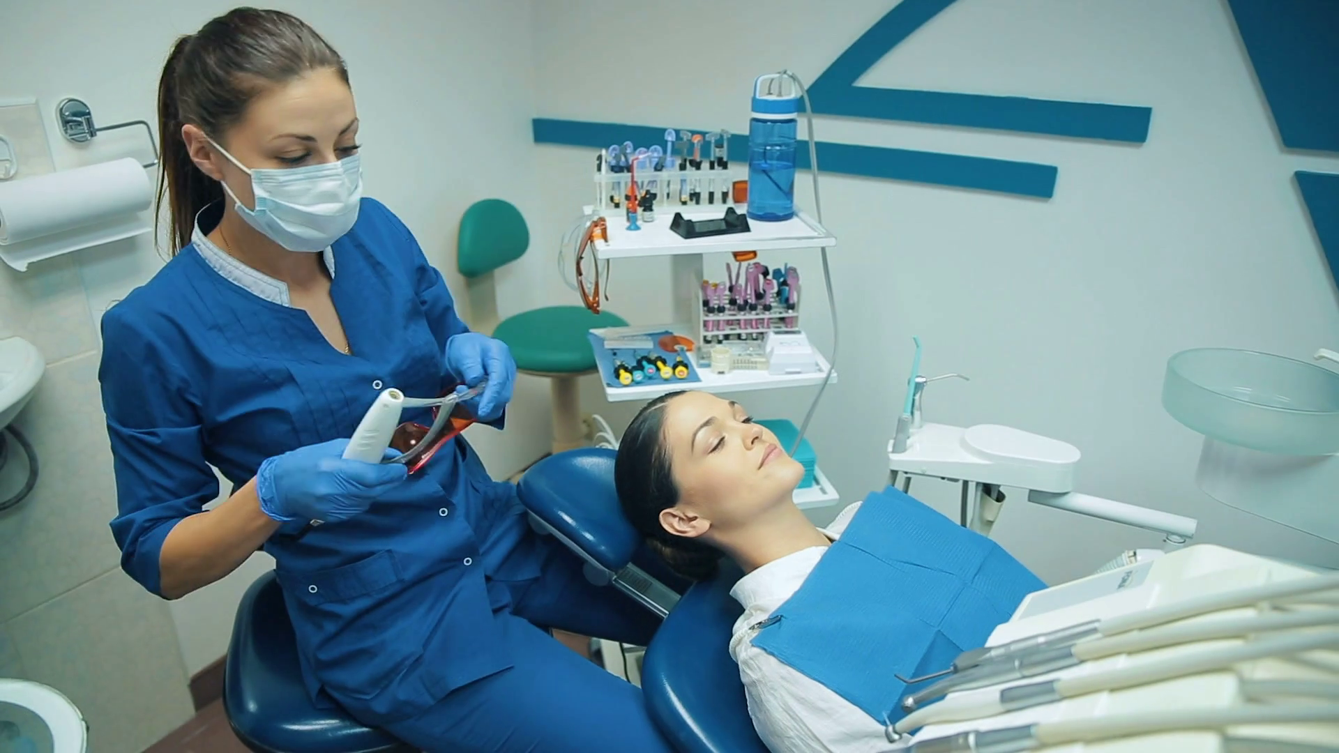 Dentis puts dental fillings with blue light Stock Video Footage