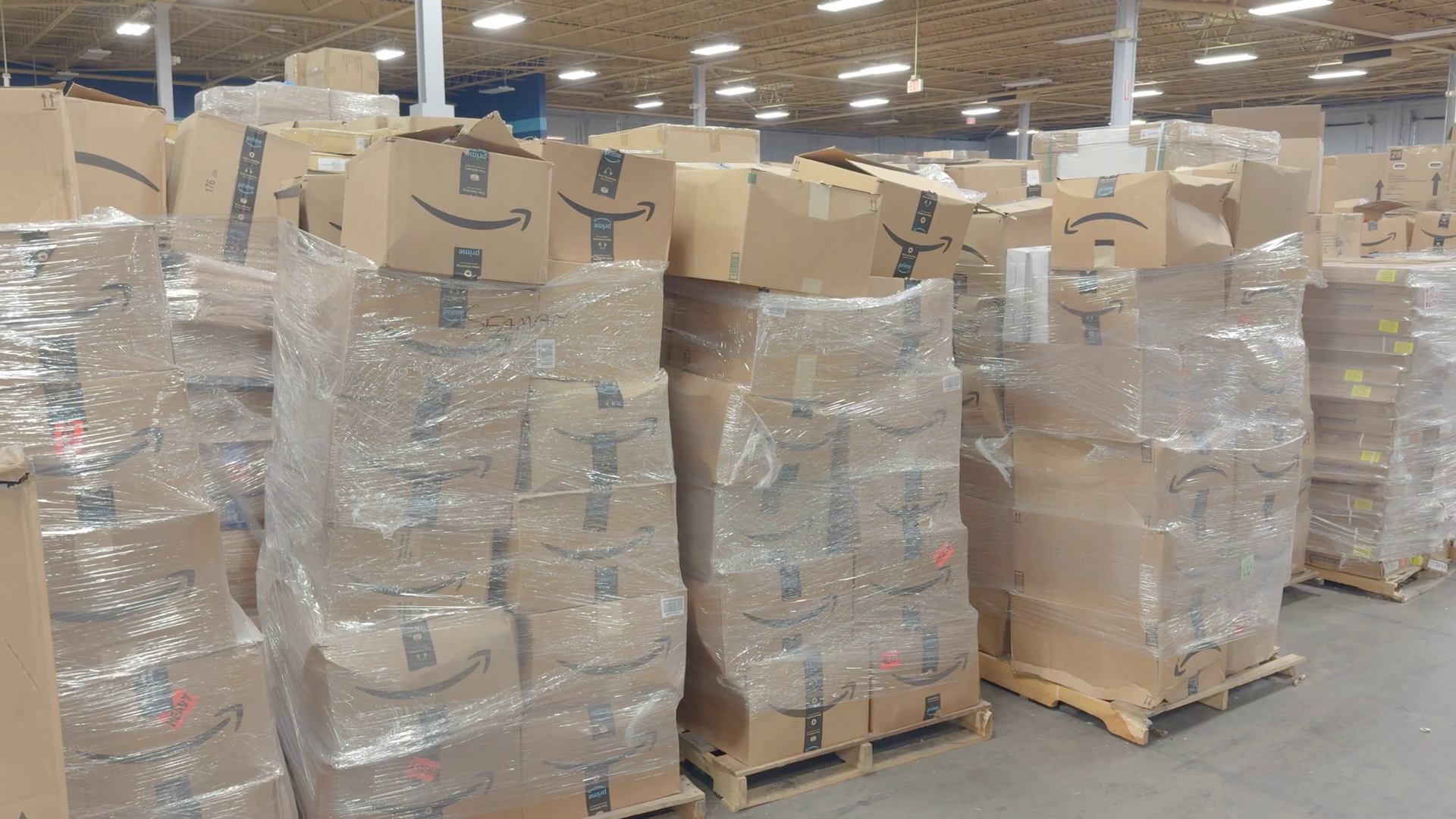 Amazon Return Pallets Sale At Liquidation Stock Footage SBV-352370590 ...