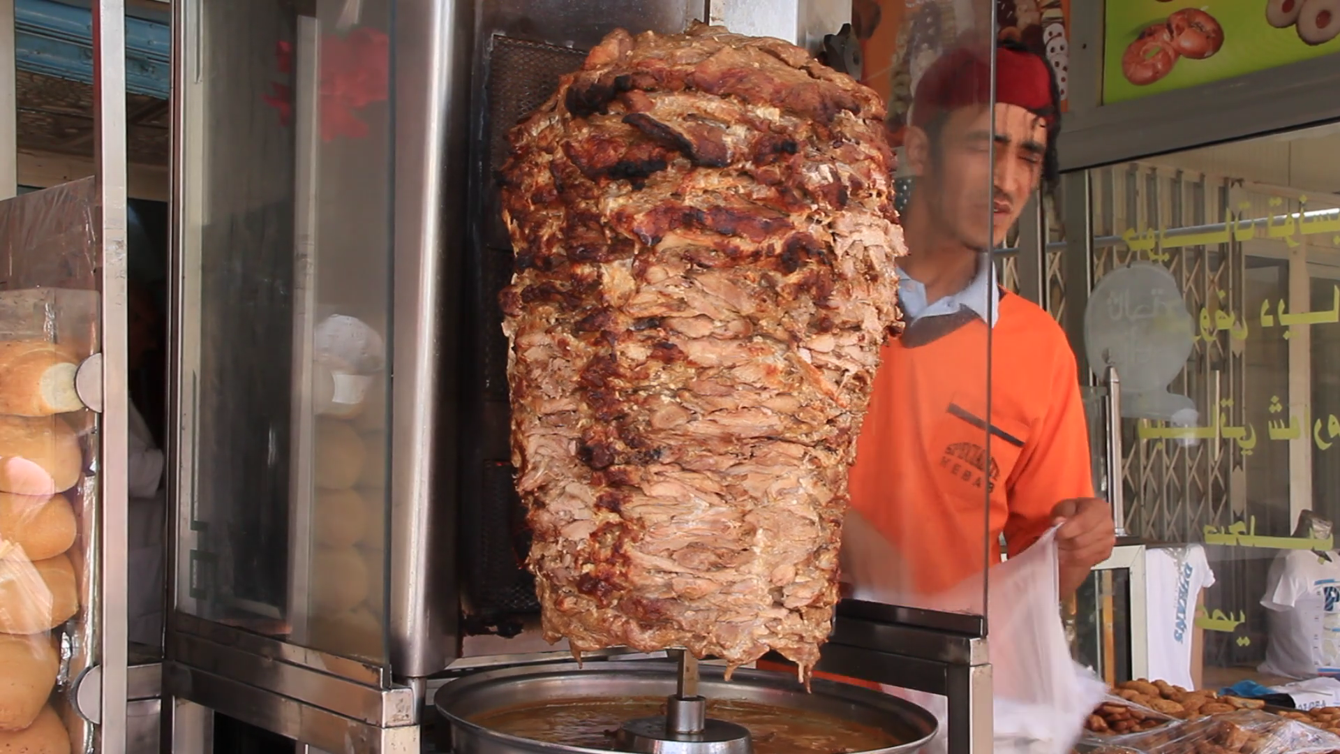 Турецкий шашлык (донер-кебаб ). Повар шаурмы. Узбек в шаурмечной. Чурка с шаурмой. Человек с шаурмой.