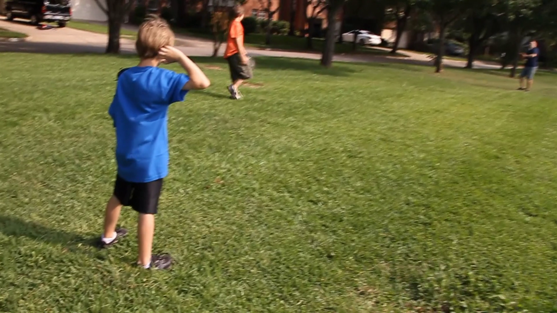 Catching. Бейсбол отца и сына. Playing catch. Салочки игра. Дети играют в мяч.