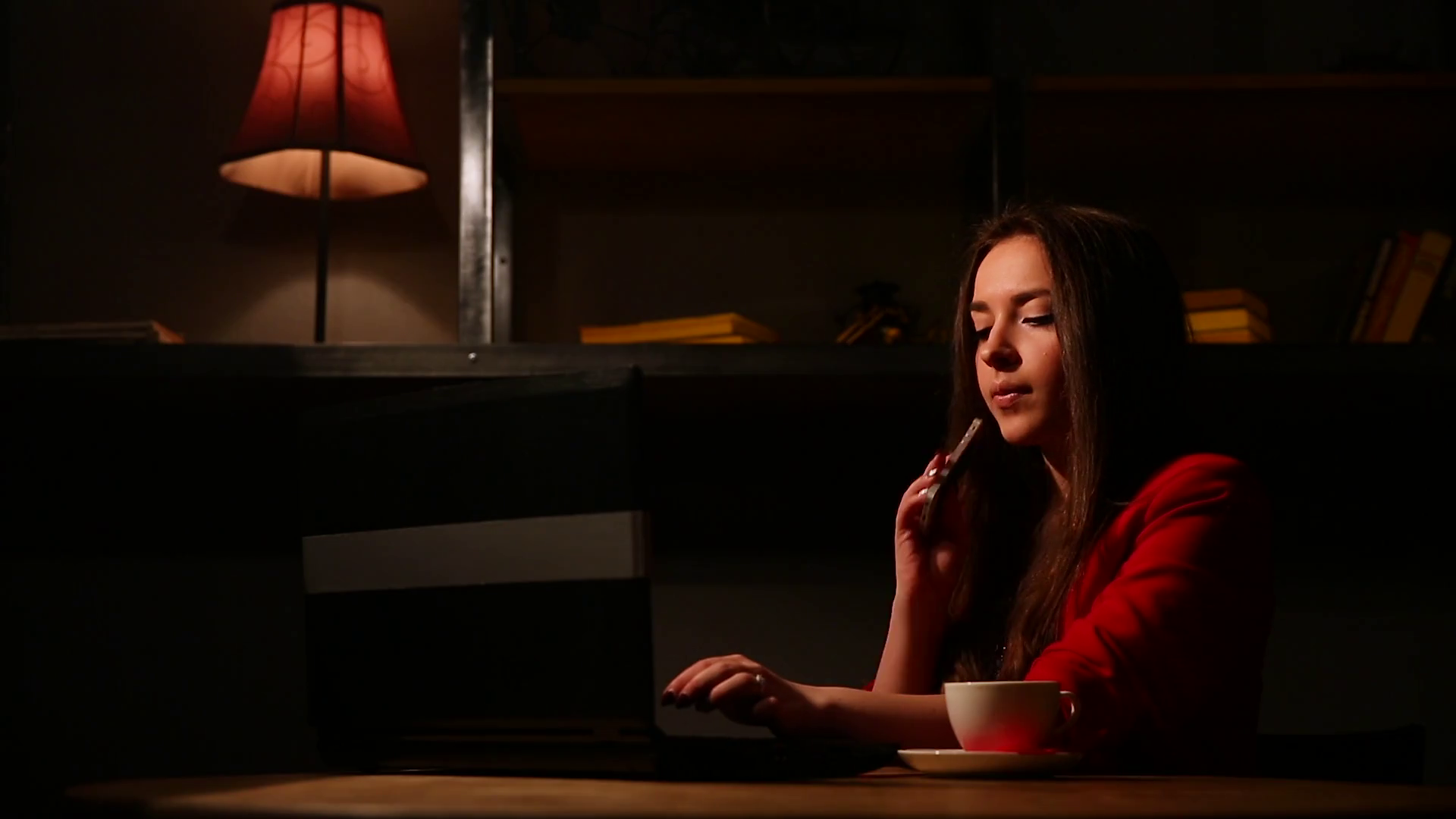 The girl in the red jacket Smoking the electronic cigarette and talking