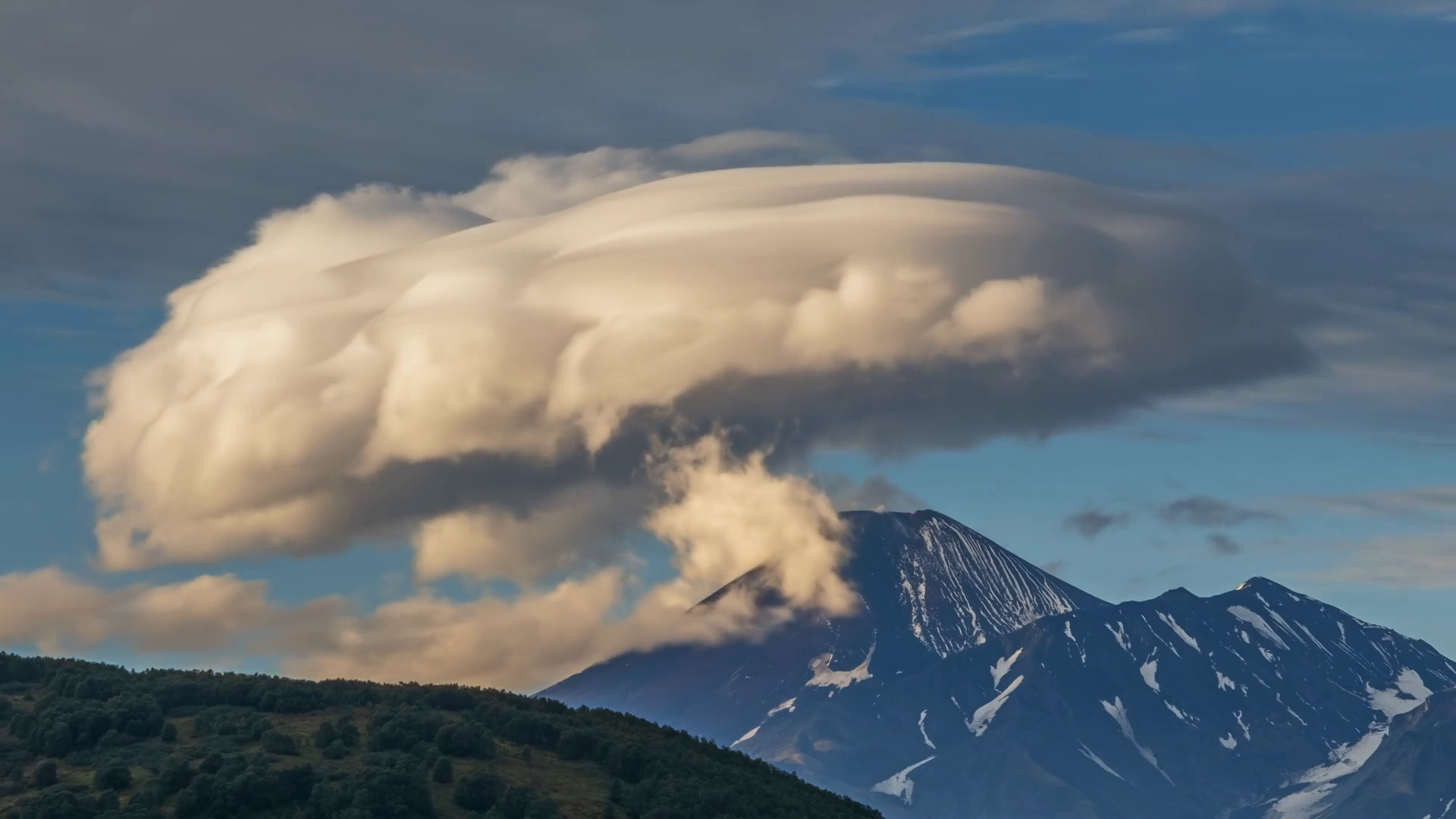Dramatic Spectacular Lenticular Cloud Stock Footage SBV-348553904 ...