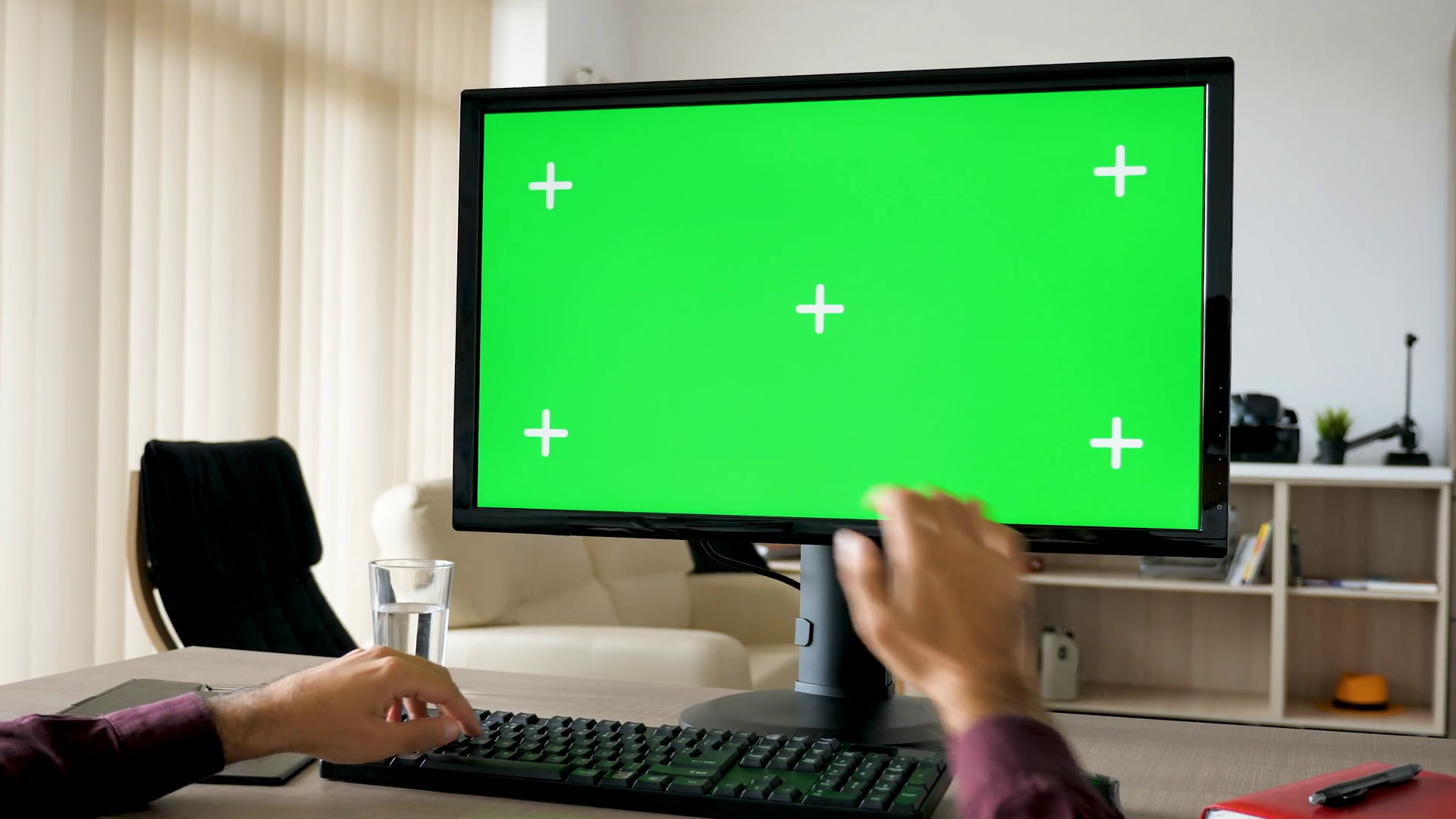 Монитор green screen. Зеленый экран монитора на компьютере. Зеленый экран монитора на компьютере. Хромакей монитор компьютера. Компьютер на зеленом фоне.