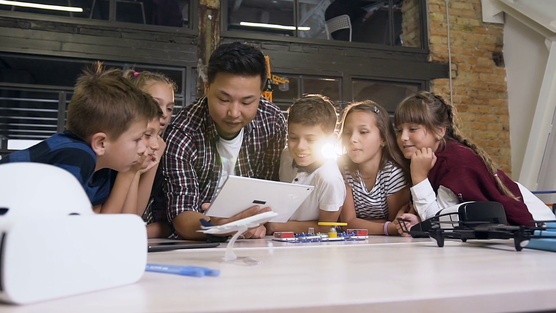 класс джуниор. джуниор класс. летово джуниор школа. интерактивная доска в классе. урок английского в школе.