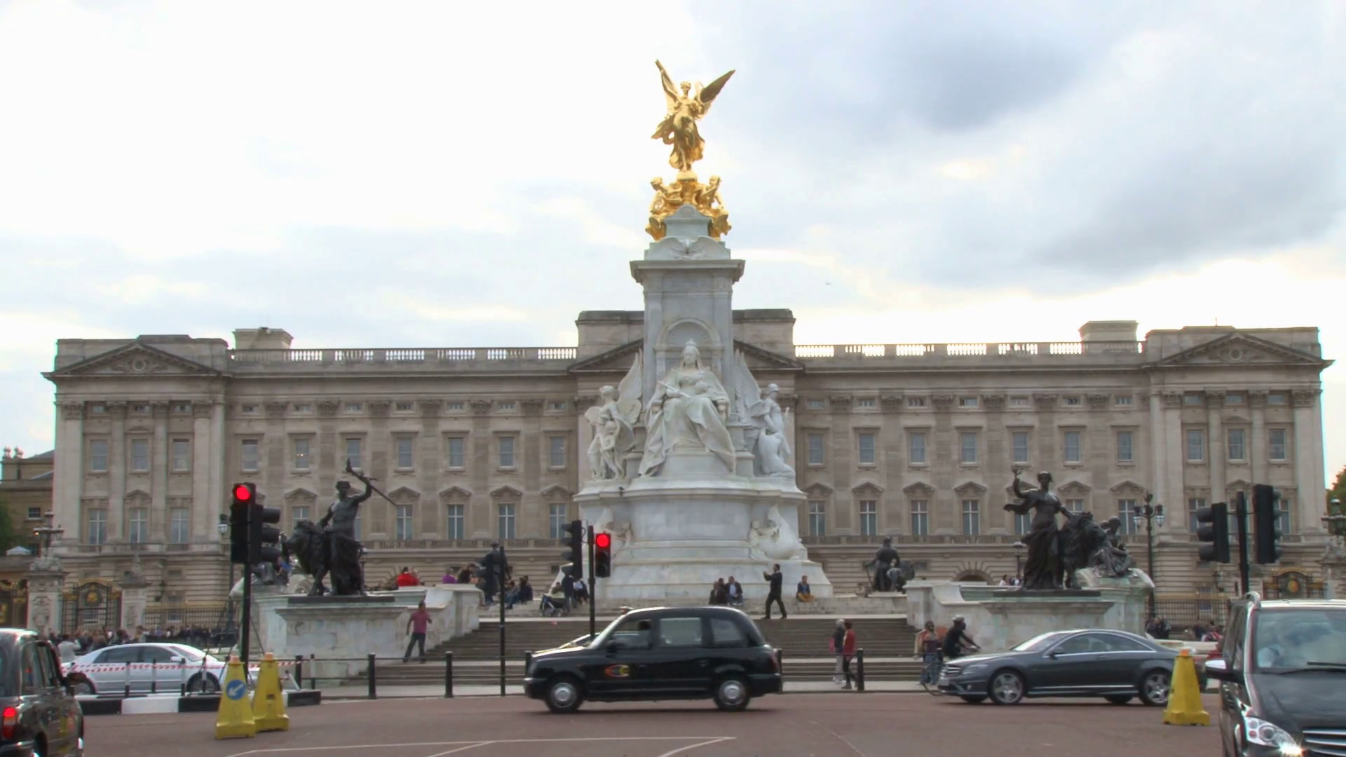 Cars Driving Past Buckingham Palace Stock Footage SBV300125734