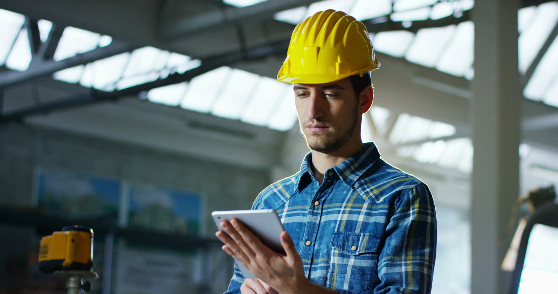 Foreman builder. Строитель смотрит в камеру. Команда инженеров. Девушки на стройке фотосессии. Инженер на строительной площадке.