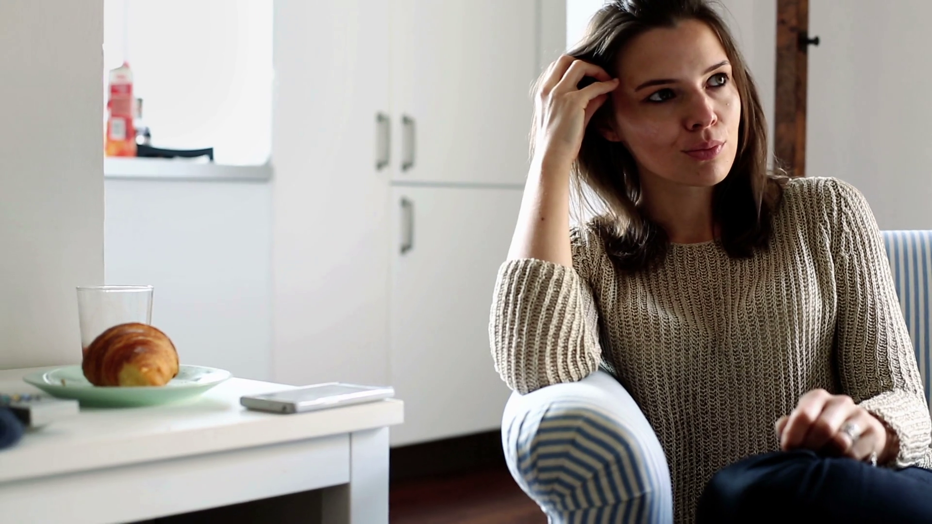 человек сидит на окне. спокойствие в офисе. левушка с ноутьуком на диване. Waiting at home. мужчина спиной у окна.