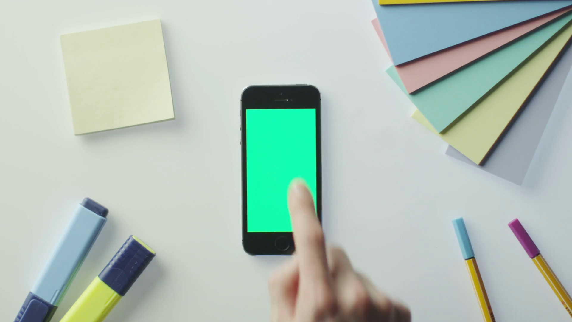 Using Mobile Phone with Green Screen on Designer�s Table