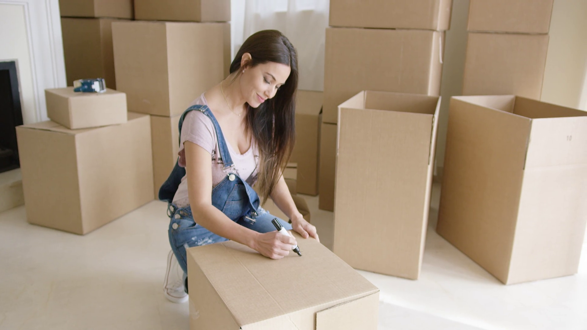 Девушка упаковывает товар. Блондинка запаковывает подарки. Упакованная девушка. Девушка с упаковочными материалами фото. Упакованная девушка.