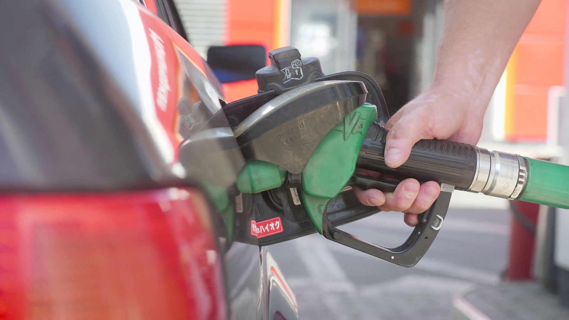 Как заправить машину видео. Как правильно заправлять машину. Заправка машины через дверь. Пошаговая инструкция заправки автомобиля. Как заправить машину видео.