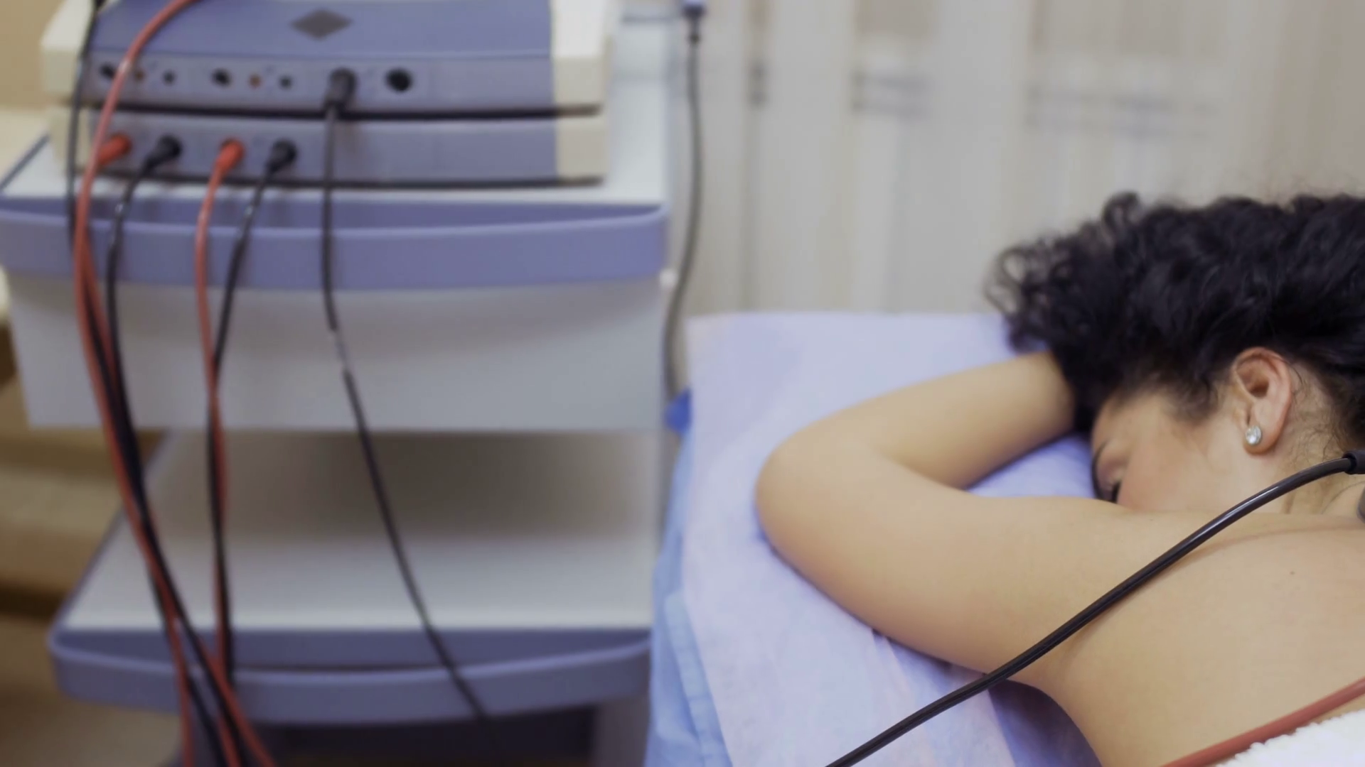 Young woman during the procedure of physiotherapy with vacuum