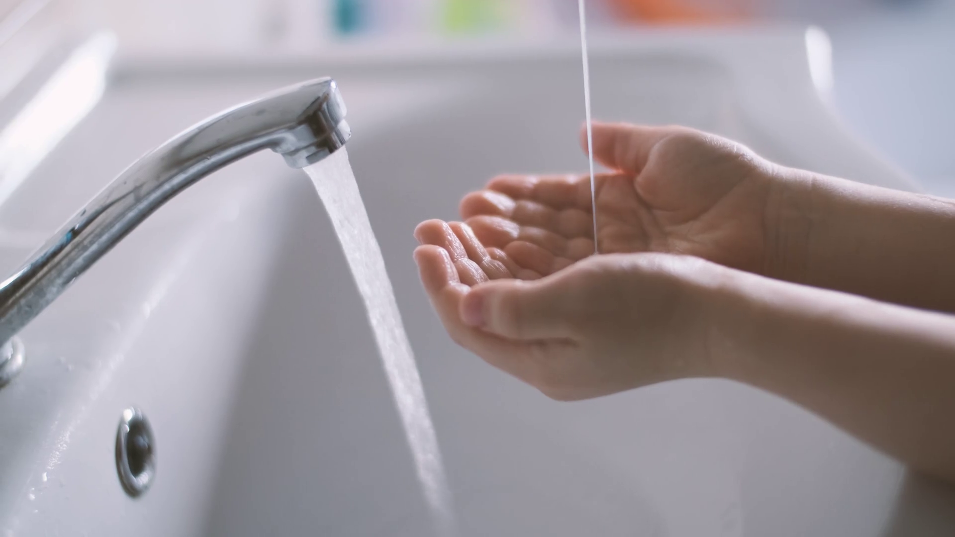 The child puts soap in his hands and washes them thoroughly under