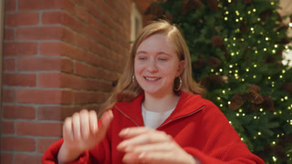 Cheerful woman exchanges warm words. Lively woman enthusiastically communicating in comfortable environment. An energetic woman cheerfully