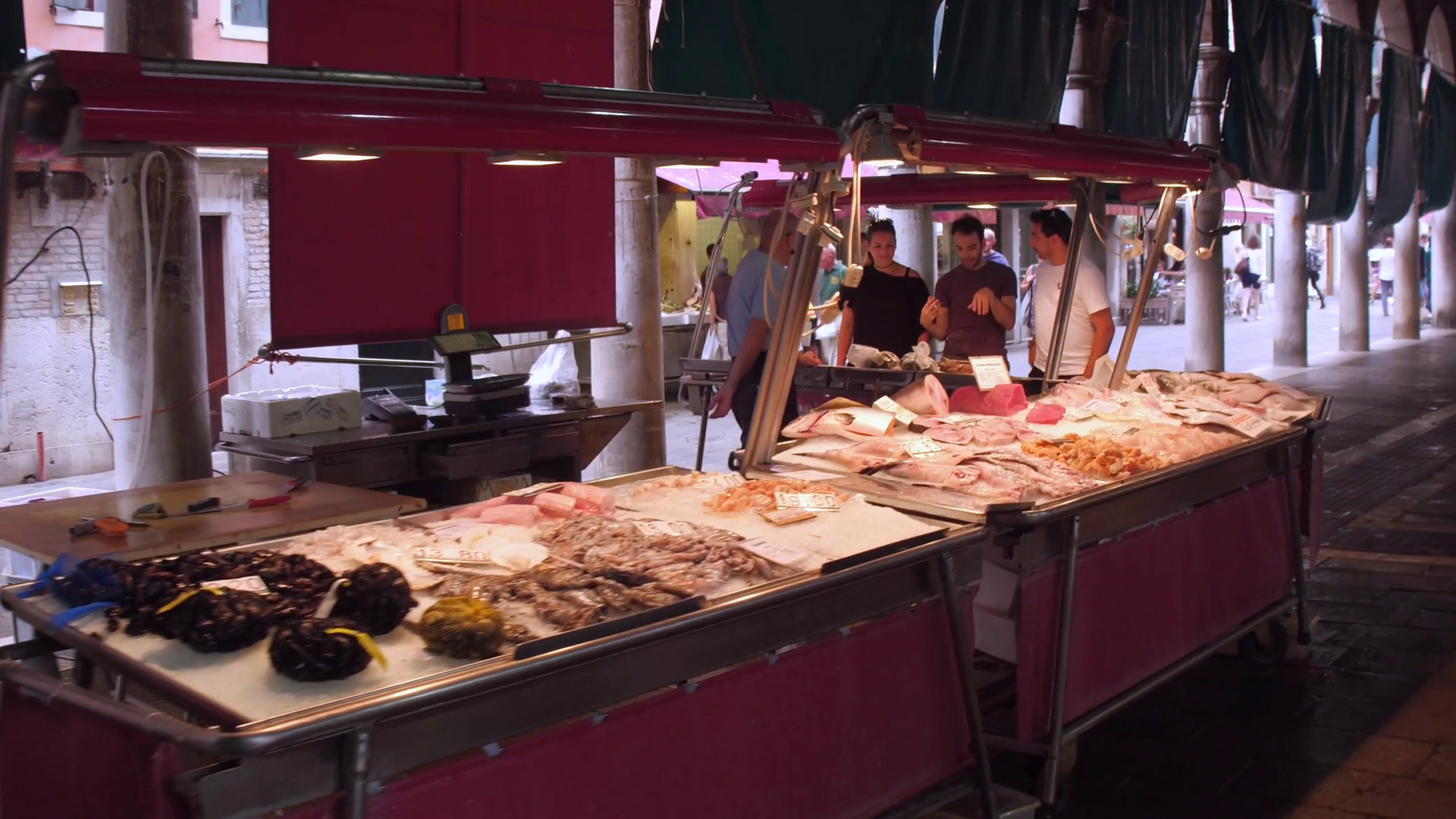 VENICE, ITALY JUNE 20, 2016 Tourists choose fresh seafood and fish