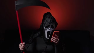Chilling mask-wearer creates eerie vibe on Halloween night