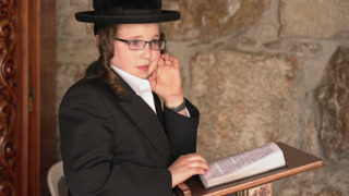 Jewish child reading the Torah