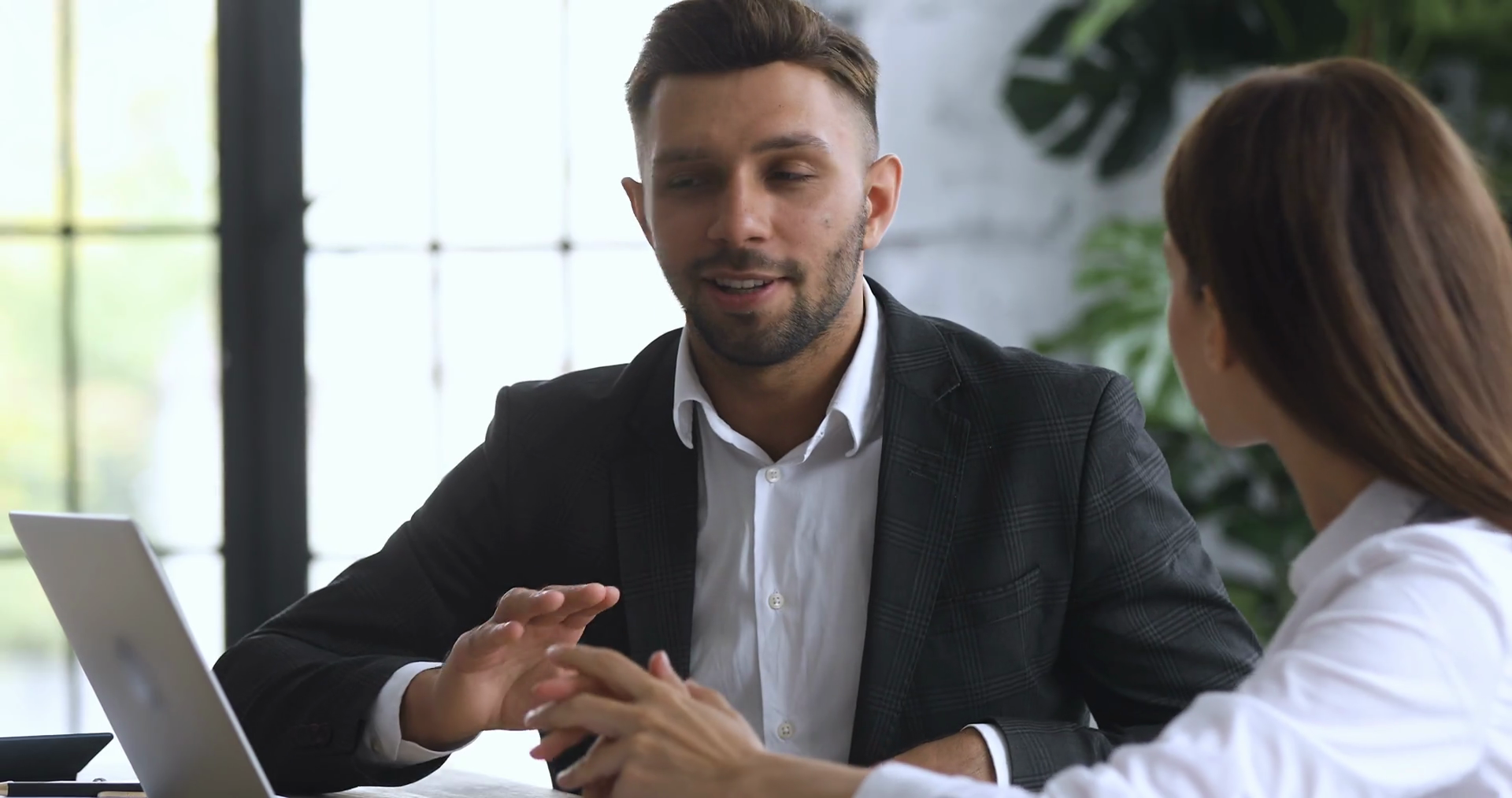 Мем бородатого мужика и стул в офисе. Деловые переговоры. Harvey, 1827. Law agent. Общение юриста.