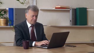 [Image: man-in-years-typing-on-computer-in-offic...180_01.jpg]