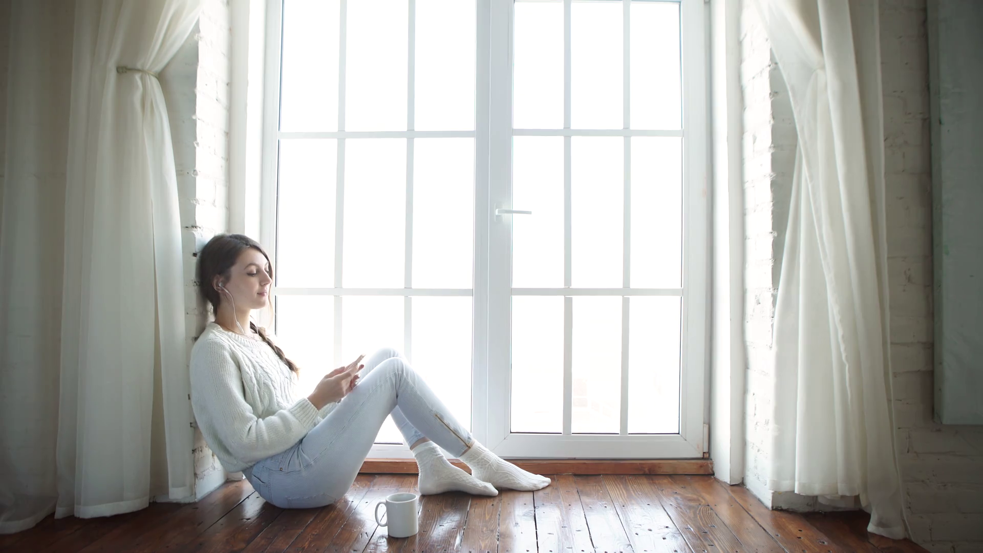 Фото Девушки На Фоне Окна