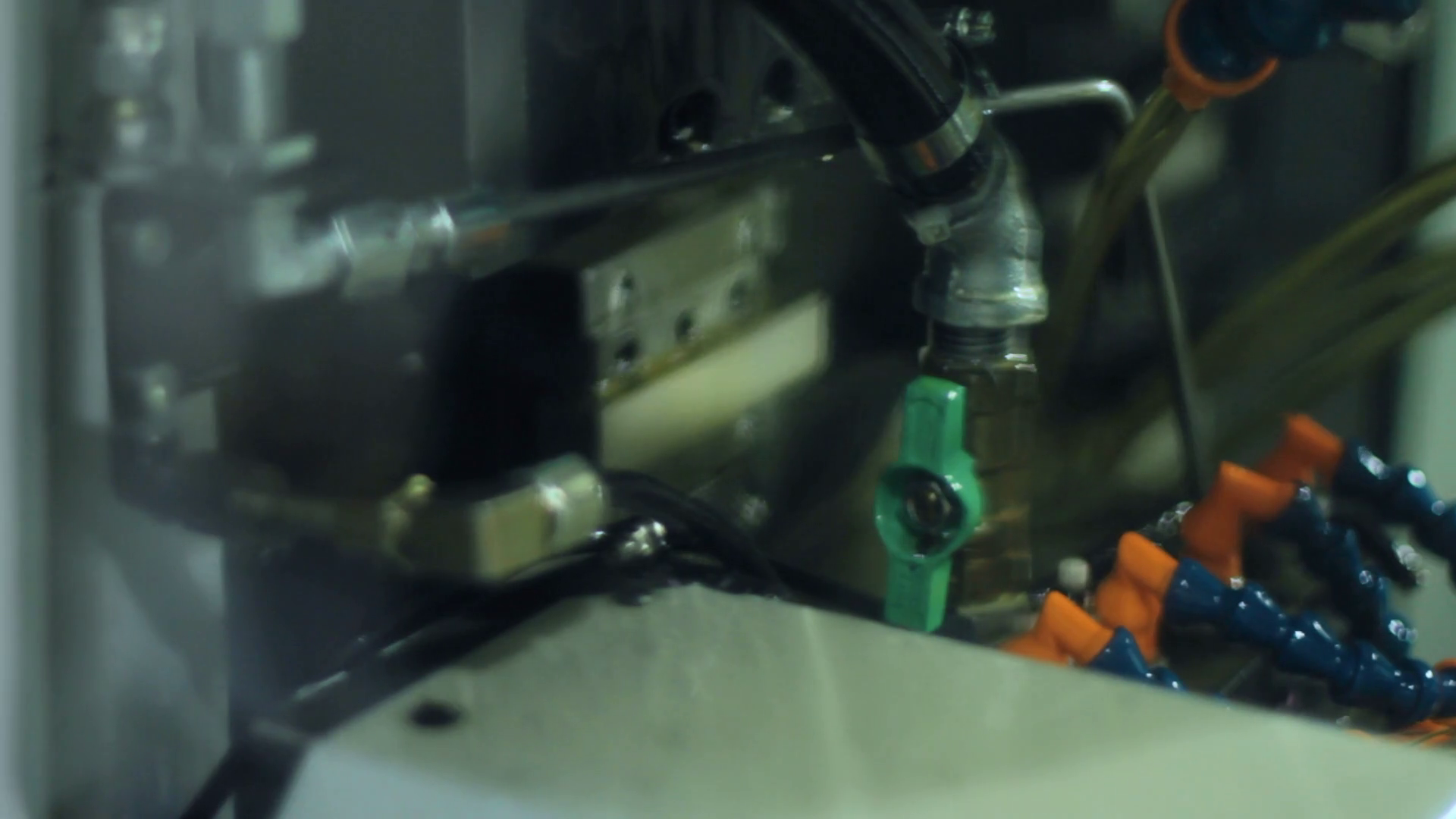 Application of cooling lubricant to machining on lathe. Lubricating