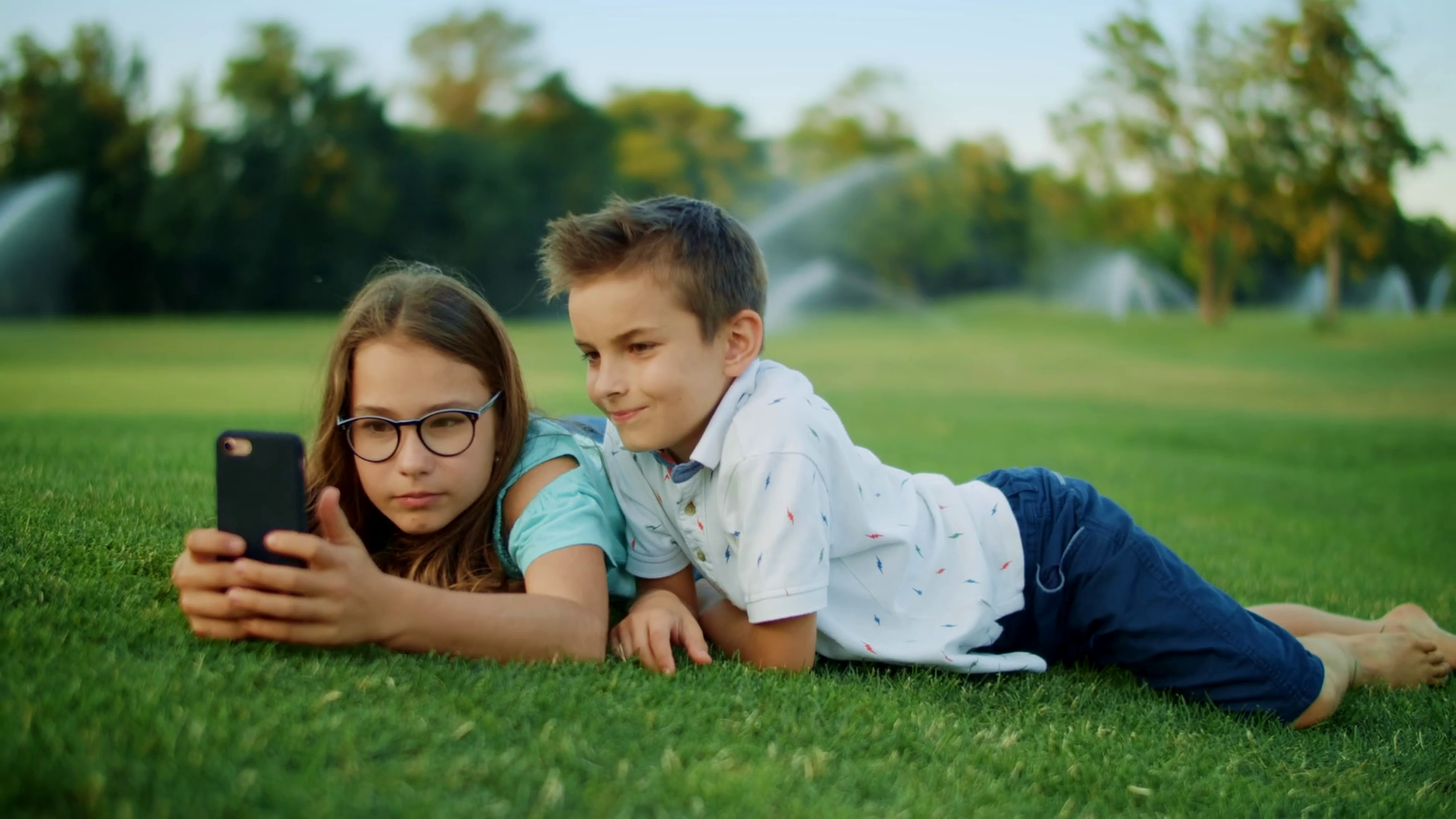 брат и сестра играют в игрушки на диване. братья играют. Brother sister play. девочка сидит на брате. дети от брата и сестры.