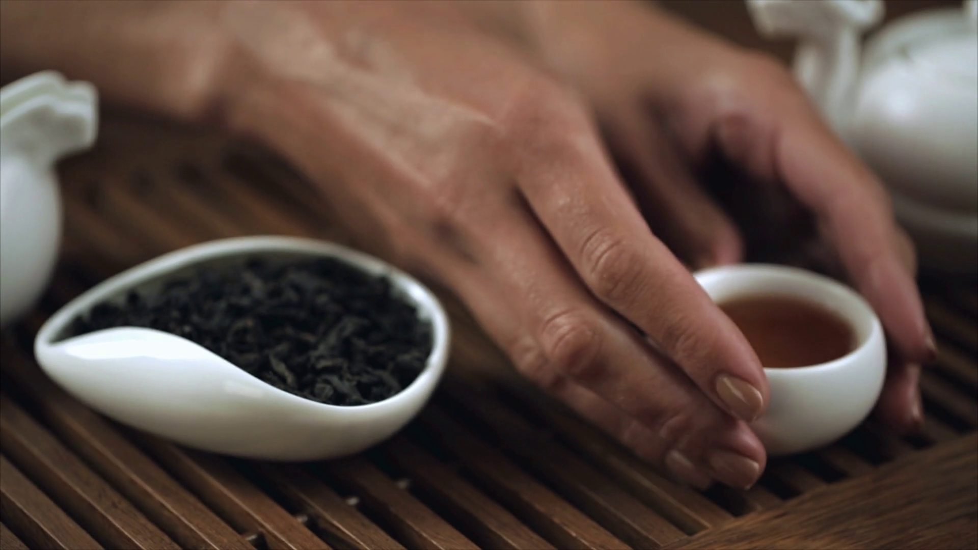 Traditional chinese tea ceremony. Close up of female hand set chinese ...