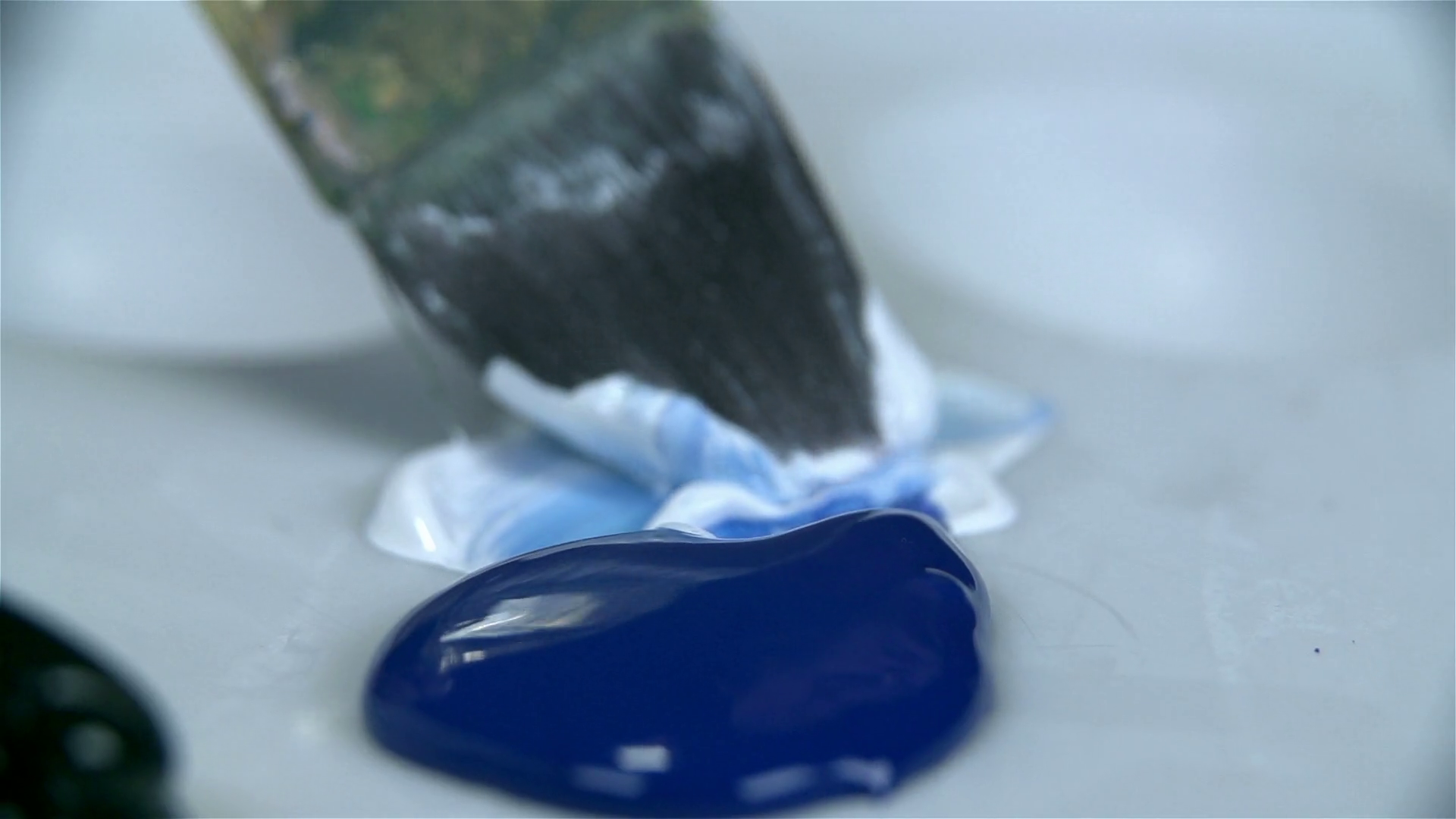 Mixing white and blue acrylic color on palette Stock Video Footage 00