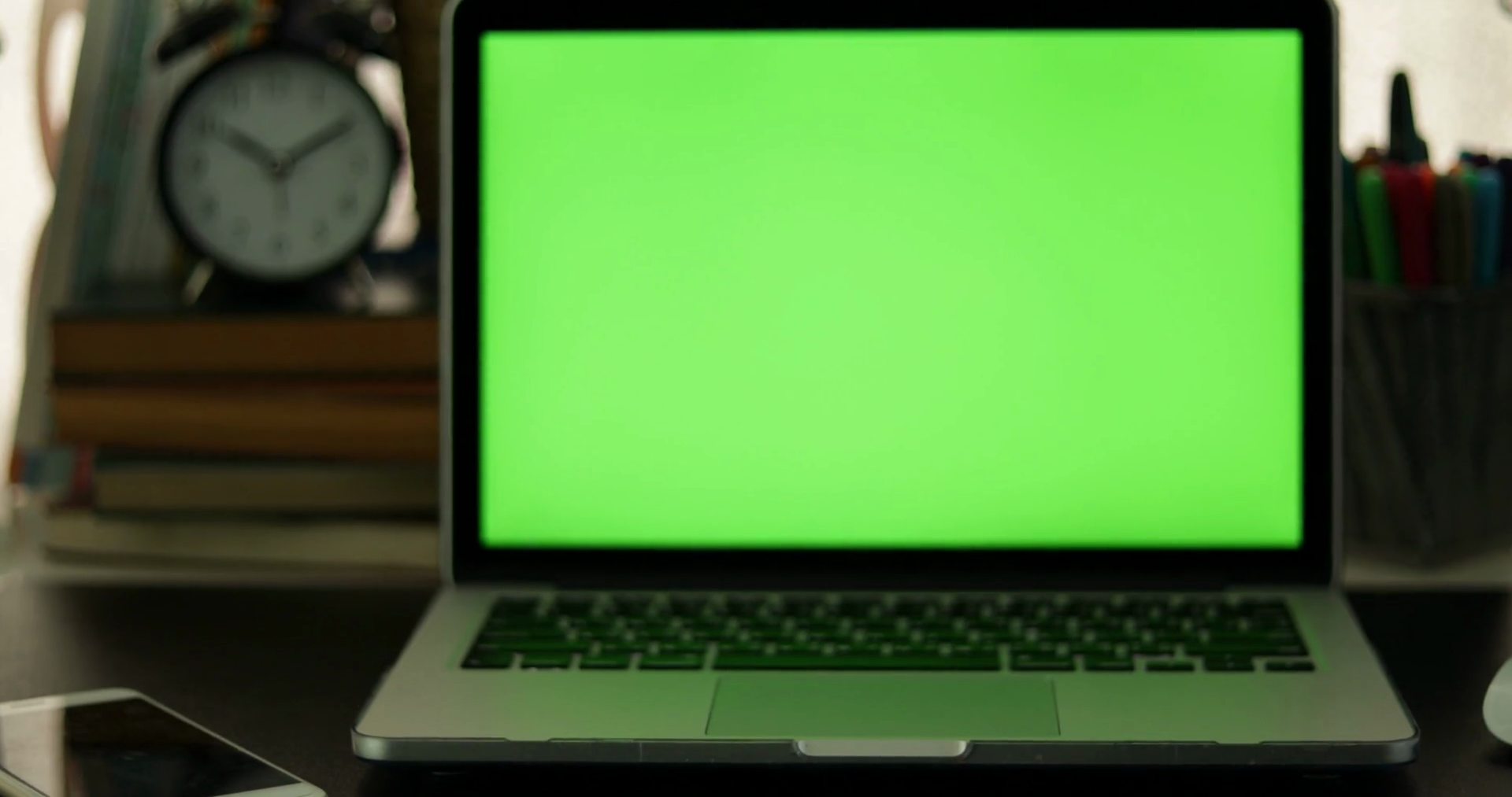 монитор ноутбука зеленый. ноутбук на зеленом фоне. монитор ноутбука зеленый. ноутбук хромакей. макбук с зелёным экраном.