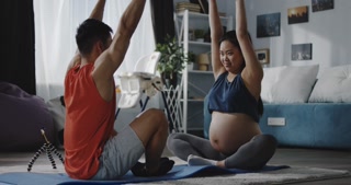 Instructing a pregnant woman during workout