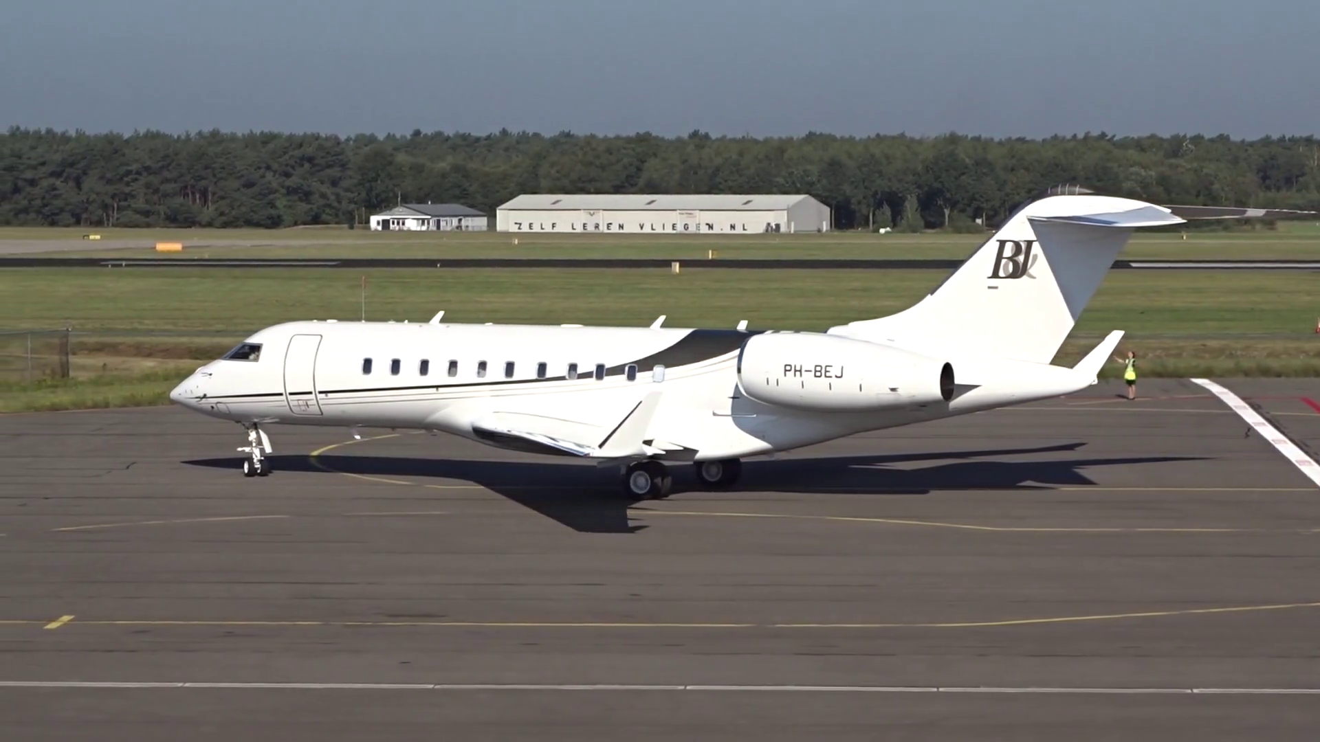 Range Bombardier Global 5000 Executive Jet Stock Footage SBV-352757940 ...