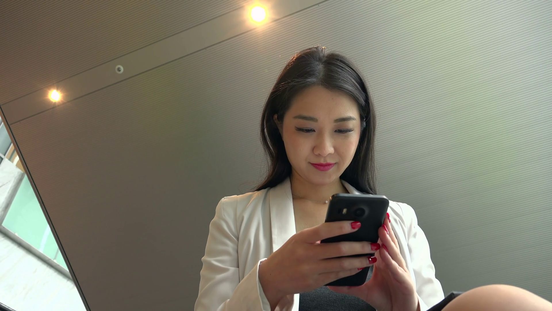 https://dm0qx8t0i9gc9.cloudfront.net/thumbnails/video/r6uQGb9/people-working-in-hotel-lobby-office-building-japanese-female-manager-asian-businesswoman-girl-woman-at-work-using-mobile-phone-telephone-smartphone-for-email-internet-low-angle_rvoclkrix_thumbnail-1080_01.png